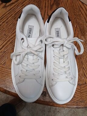 Steve Madden White CATCHER Sneakers with Black Heel Accent, Sz.8M